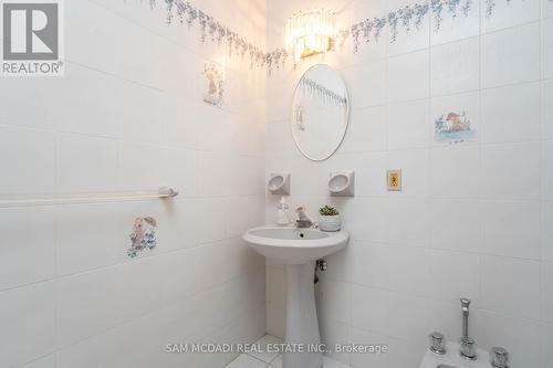 1548A Carolyn Rd, Mississauga, ON - Indoor Photo Showing Bathroom