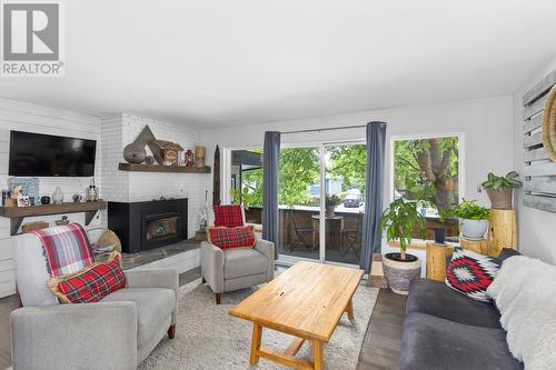 1411 Richmond Street, Kelowna, BC - Indoor Photo Showing Living Room With Fireplace