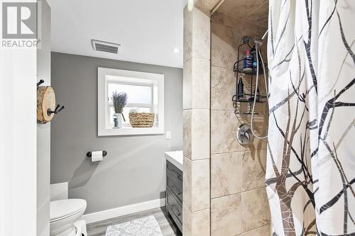 1411 Richmond Street, Kelowna, BC - Indoor Photo Showing Bathroom