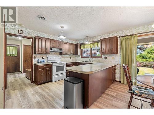 574 Sprucemont Court, Kelowna, BC - Indoor Photo Showing Kitchen