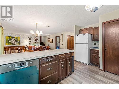 574 Sprucemont Court, Kelowna, BC - Indoor Photo Showing Kitchen