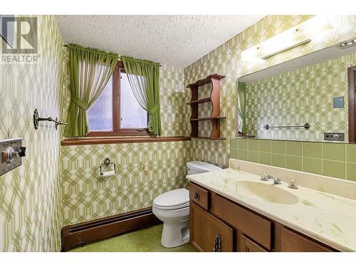 574 Sprucemont Court, Kelowna, BC - Indoor Photo Showing Bathroom