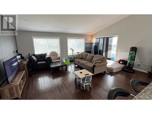 3174 Boucherie Road, West Kelowna, BC - Indoor Photo Showing Living Room