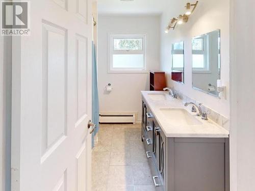 7222 Warner Street, Powell River, BC - Indoor Photo Showing Laundry Room