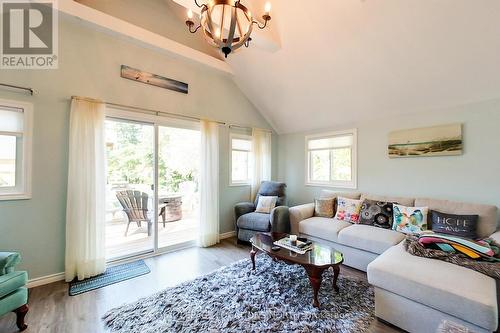 24 13Th Street N, Wasaga Beach, ON - Indoor Photo Showing Living Room