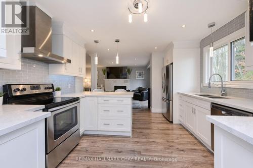 2 Hailey Hollow, Barrie, ON - Indoor Photo Showing Kitchen With Upgraded Kitchen