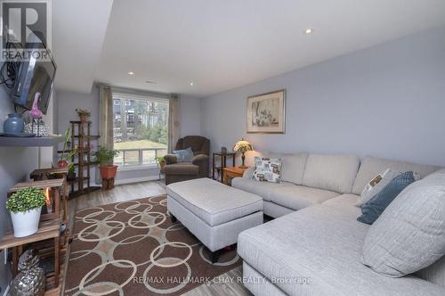 2 Hailey Hollow, Barrie, ON - Indoor Photo Showing Living Room