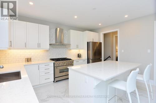 108 Rugman Cres, Springwater, ON - Indoor Photo Showing Kitchen With Upgraded Kitchen