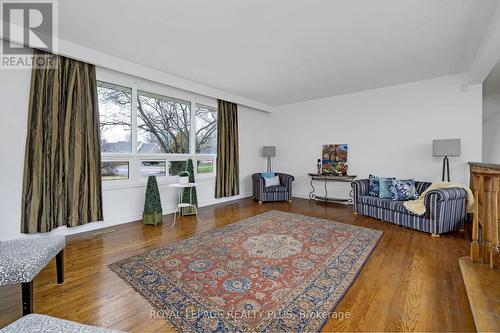 520 Sir Richards Road, Mississauga, ON - Indoor Photo Showing Living Room