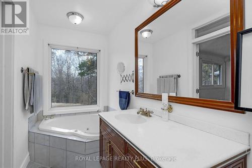 520 Sir Richards Rd, Mississauga, ON - Indoor Photo Showing Bathroom