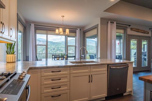 729 Prairie South Road, Castlegar, BC - Indoor Photo Showing Kitchen With Double Sink
