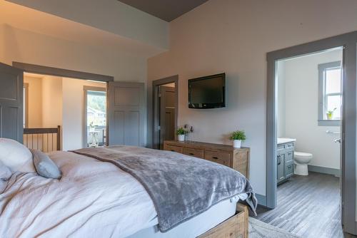 729 Prairie South Road, Castlegar, BC - Indoor Photo Showing Bedroom