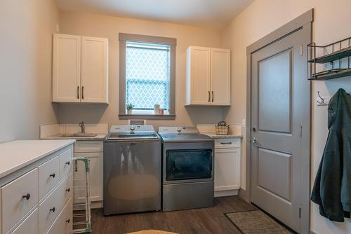 729 Prairie South Road, Castlegar, BC - Indoor Photo Showing Laundry Room