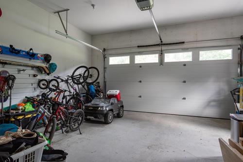 729 Prairie South Road, Castlegar, BC - Indoor Photo Showing Garage