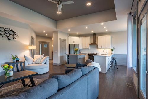 729 Prairie South Road, Castlegar, BC - Indoor Photo Showing Living Room