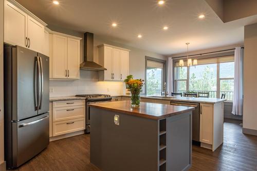 729 Prairie South Road, Castlegar, BC - Indoor Photo Showing Kitchen With Upgraded Kitchen