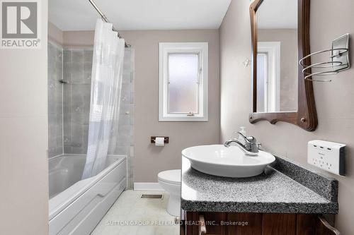 208 Ellsworth Ave, London, ON - Indoor Photo Showing Bathroom