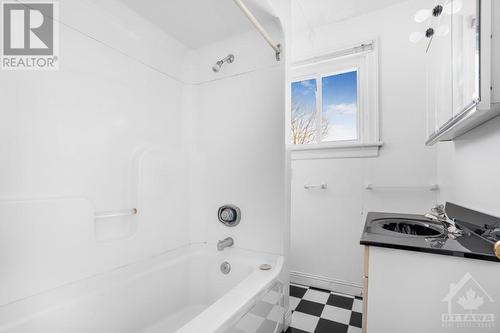 154 Columbus Avenue, Ottawa, ON - Indoor Photo Showing Bathroom