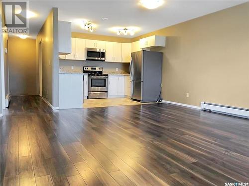 3 & 4 825 Gladstone Street E, Swift Current, SK - Indoor Photo Showing Kitchen With Stainless Steel Kitchen