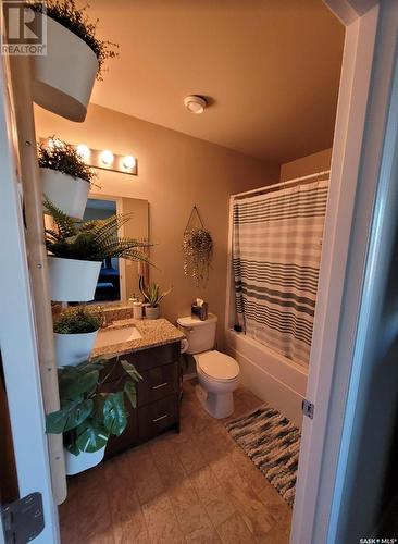 3 & 4 825 Gladstone Street E, Swift Current, SK - Indoor Photo Showing Bathroom