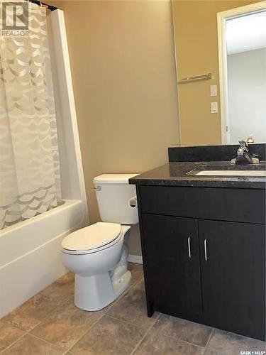 3 & 4 825 Gladstone Street E, Swift Current, SK - Indoor Photo Showing Bathroom