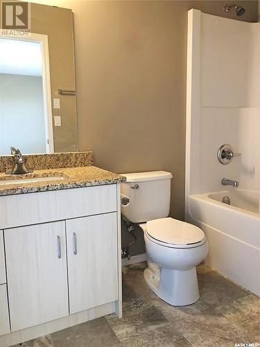 3 & 4 825 Gladstone Street E, Swift Current, SK - Indoor Photo Showing Bathroom