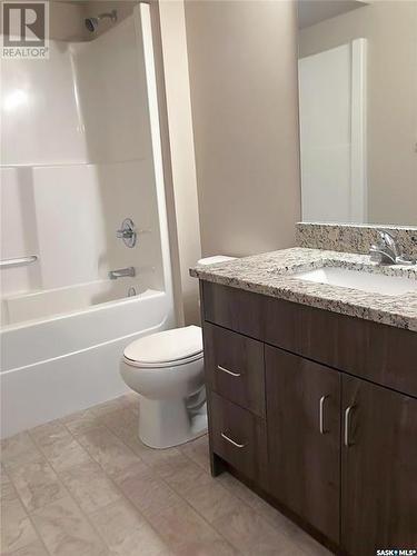 3 & 4 825 Gladstone Street E, Swift Current, SK - Indoor Photo Showing Bathroom