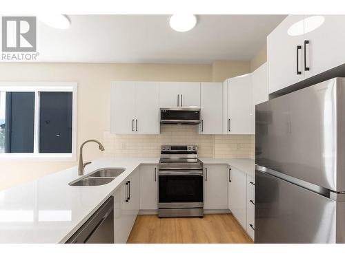 845 Melrose Street, Kelowna, BC - Indoor Photo Showing Kitchen With Double Sink