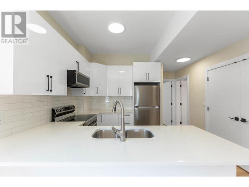 845 Melrose Street, Kelowna, BC - Indoor Photo Showing Kitchen With Double Sink With Upgraded Kitchen