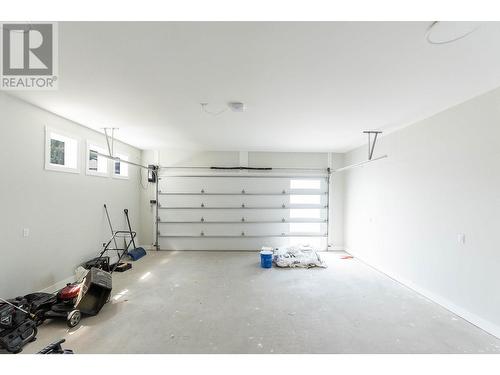 845 Melrose Street, Kelowna, BC - Indoor Photo Showing Garage