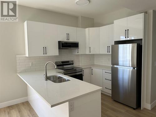 845 Melrose Street, Kelowna, BC - Indoor Photo Showing Kitchen With Double Sink With Upgraded Kitchen