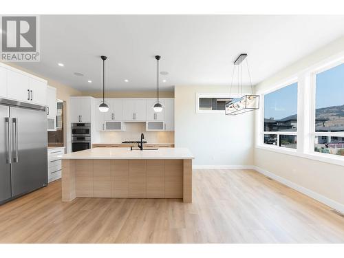 845 Melrose Street, Kelowna, BC - Indoor Photo Showing Kitchen With Upgraded Kitchen