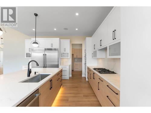 845 Melrose Street, Kelowna, BC - Indoor Photo Showing Kitchen With Upgraded Kitchen