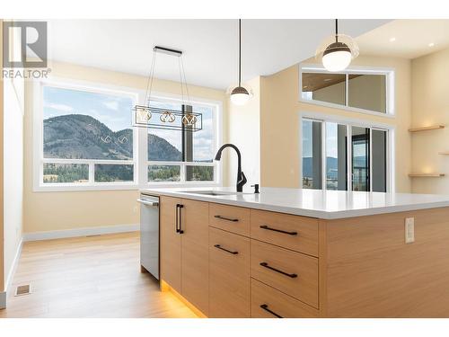 845 Melrose Street, Kelowna, BC - Indoor Photo Showing Kitchen