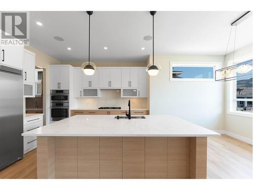 845 Melrose Street, Kelowna, BC - Indoor Photo Showing Kitchen With Upgraded Kitchen