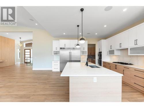 845 Melrose Street, Kelowna, BC - Indoor Photo Showing Kitchen With Upgraded Kitchen