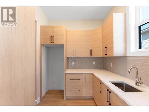 845 Melrose Street, Kelowna, BC - Indoor Photo Showing Kitchen