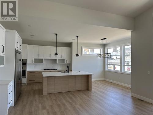 845 Melrose Street, Kelowna, BC - Indoor Photo Showing Kitchen