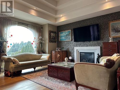 2376 Nahanni Court, Kelowna, BC - Indoor Photo Showing Living Room With Fireplace