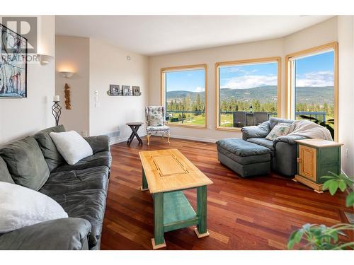 3076 Quail Crescent, Kelowna, BC - Indoor Photo Showing Living Room