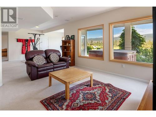 3076 Quail Crescent, Kelowna, BC - Indoor Photo Showing Living Room