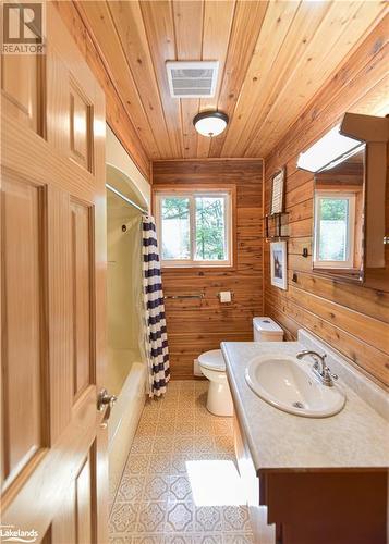 3946 East Shore Road, Coldwater, ON - Indoor Photo Showing Bathroom