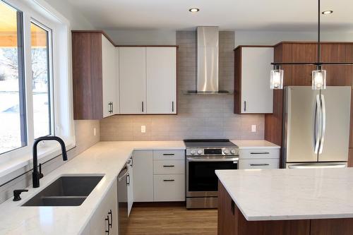 1728 Murdoch Street, Creston, BC - Indoor Photo Showing Kitchen With Double Sink With Upgraded Kitchen