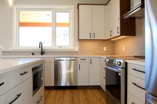 1728 Murdoch Street, Creston, BC - Indoor Photo Showing Kitchen With Upgraded Kitchen