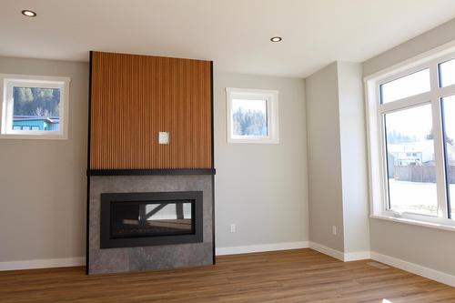 1728 Murdoch Street, Creston, BC - Indoor Photo Showing Living Room With Fireplace
