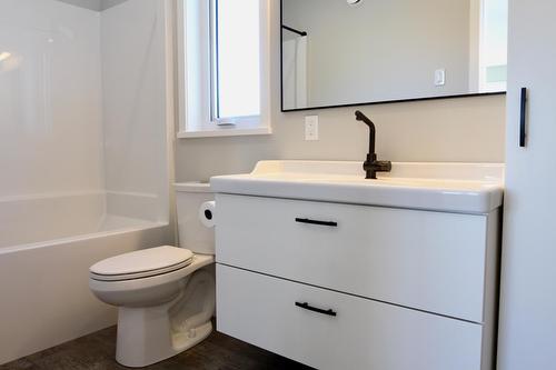 1728 Murdoch Street, Creston, BC - Indoor Photo Showing Bathroom