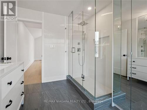 14 Pawling St, St. Catharines, ON - Indoor Photo Showing Bathroom