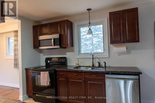 32 Cedar Drive, Orangeville, ON - Indoor Photo Showing Kitchen With Double Sink