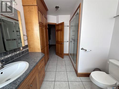 1230 Second Street, Estevan, SK - Indoor Photo Showing Bathroom