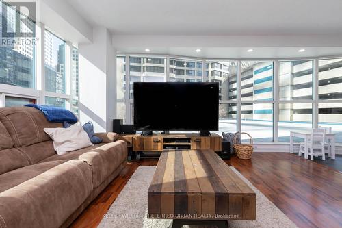 302 - 77 Harbour Square, Toronto, ON - Indoor Photo Showing Living Room